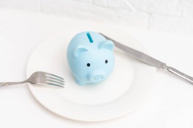 çatal ve bıçak ile plaka üzerinde kumbara