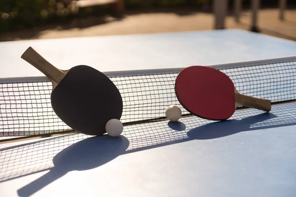 Stolní Tenis Ping Pong Pádla Bílý Míč Modré Desce — Stock fotografie
