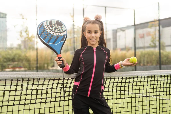 Little Girl Playing Paddle Tennis — 图库照片
