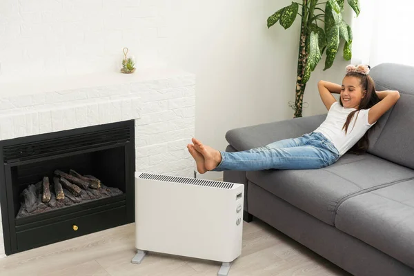 Little Girl Heater Thermostat Energy Crisis — Fotografia de Stock