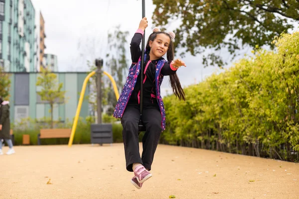 Meisje Rijdt Flying Fox Speeltoestellen Kind Meisje Lacht Een Kinderspeelplaats — Stockfoto