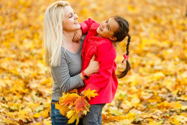 Mother Daughter City Park Autumn Having Fun Time — Foto Stock