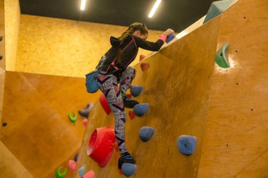 Boulding, küçük kız duvara tırmanıyor..