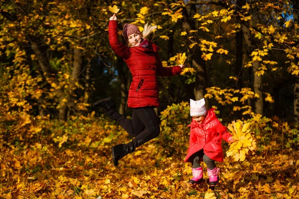 Young Mother Her Little Daughter Autumn Park — Photo