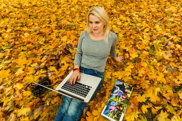 Woman Laptop Photo Book Autumn Park — стоковое фото