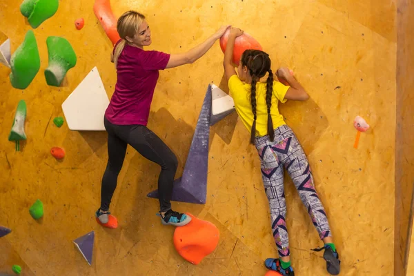 Junge Boulderlehrerin Hilft Jungen Künstliche Wand Erklimmen — Stockfoto