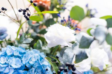 Çiçek kompozisyonu olan şenlikli masa için taşralı bir düğün süsü. Sonbahar düğünü.