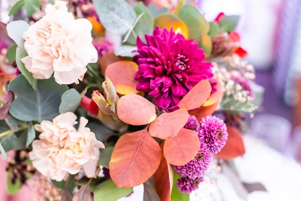 Rustikale Hochzeitsdekoration Für Festlichen Tisch Mit Schöner Blumenkomposition Herbsthochzeit — Stockfoto