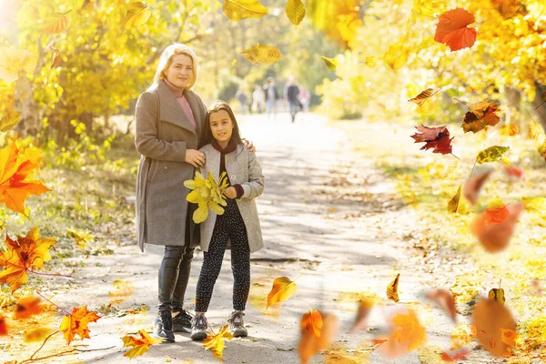 Mother Her Little Daughter Beautiful Autumn Park High Quality Photo — Zdjęcie stockowe