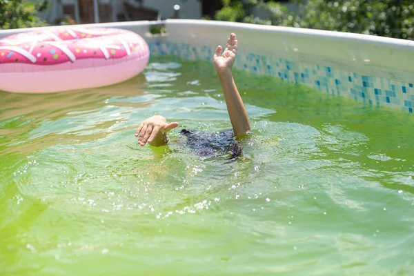 Petite Fille Dans Eau Verte Piscine Très Sale — Photo