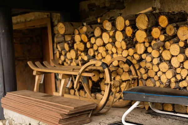Een Stapel Gestapeld Brandhout Bereid Voor Het Verwarmen Van Het — Stockfoto