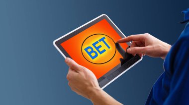 Çevrimiçi bahis makinesi tutan bir adamın elleri. Tüm ekran grafikleri uydurma