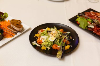 Yemek servisi, açık büfe masası. Üst görünüm.