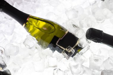 Buzlu bir kovada şampanya şişeleri, üst manzara..