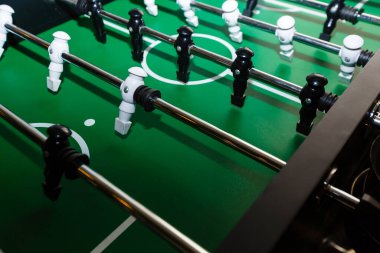 Masa futbolu eğlence merkezi. Yakın çekim yansıma bir futbol oyun plastik oyuncuların.