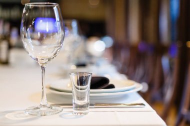 Bir restoranda yemek masası servis ettim. Restoran içi..