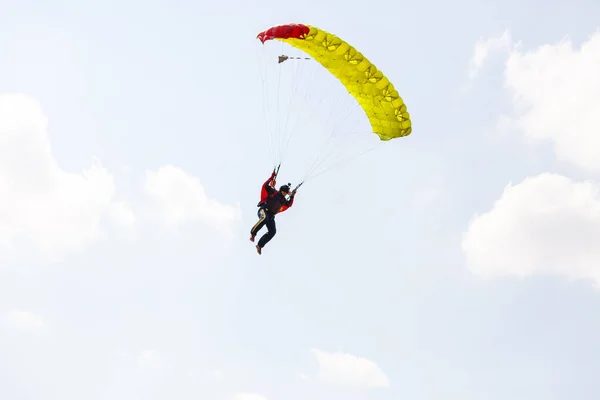 Fallschirmspringer Fliegt Durch Die Luft — Stockfoto