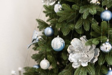 Noel arkaplanı - takılar ve çam ağacının dalı