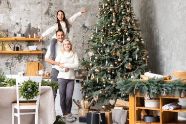 Aile, Noel, Noel, kış, mutluluk ve insanların konsepti - gülen aile Noel 'i kutlamaya hazırlanıyor