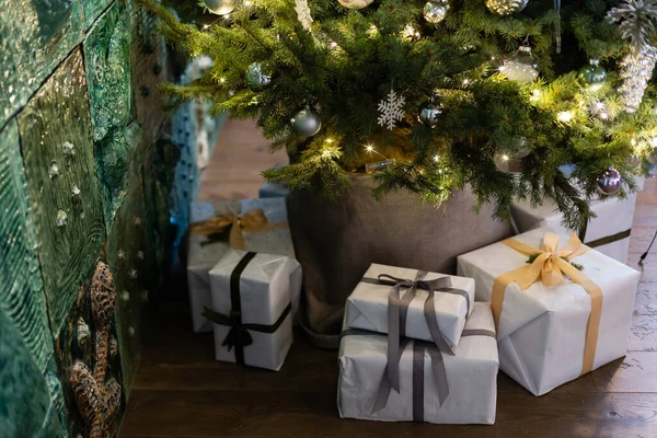 Όμορφα Κουτιά Δώρων Χριστουγέννων Στο Πάτωμα Κοντά Έλατο Δέντρο Στο — Φωτογραφία Αρχείου