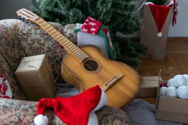 Gitár Díszített Karácsonyfa Háttérben — Stock Fotó