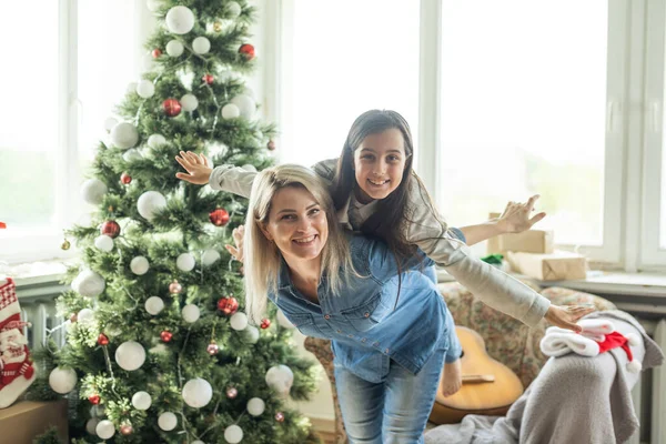 Anne Kızı Noel Ağacının Yanında Kutluyorlar — Stok fotoğraf