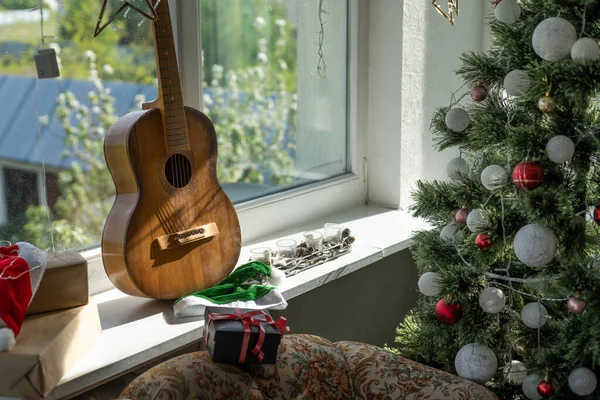 Composição Flat Lay Com Guitarra Chapéu Papai Noel Espaço Para — Fotografia de Stock