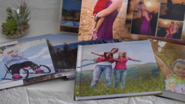 Fotoğraf albümü güzel bir fotobook ile dekore edilmiştir. Beyaz bir arkaplanda sunuldu.