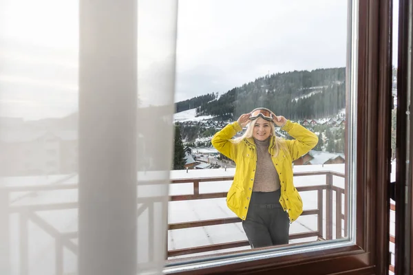 Женщина Отдыхает Террасе Горе Снег Холмах — стоковое фото