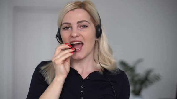 Frau Mit Kopfhörer Unterhält Sich Laptop Videochat Selbstisolation Bei Der — Stockfoto