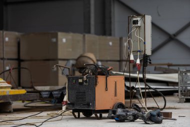 İnşaat alanında elektrikli aletler.