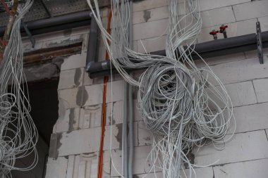 İnşaat alanında elektrik tesisatı işi. Kablo uzantısı