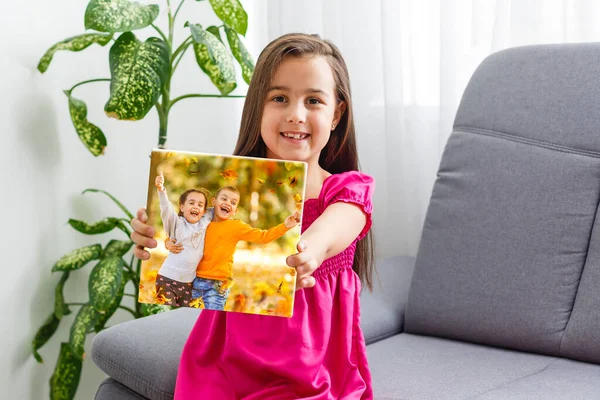Little Girl Holding Photo Canvas Autumn Beautiful Girl Canvas — Stock Photo, Image