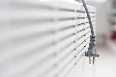 Kaynaklar ve enerji tasarrufu kavramı. Beyaz ve yeni radyatör.