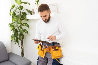 Hepsi tek bir akıllı ev kontrol sistemi uygulaması konsepti tablet ekranında insan ellerinde