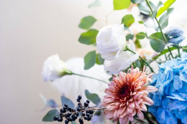 Sonbahar çiçekleri ve böğürtlenlerle güzel bir çiçek kompozisyonu. Beyaz bir arka planda eski vazoda sonbahar buketi.