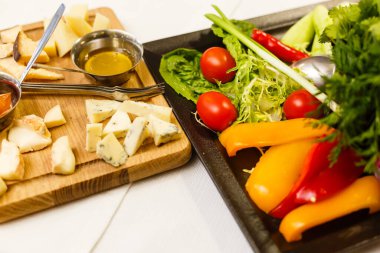 Yemek servisi, açık büfe masası. Üst görünüm.