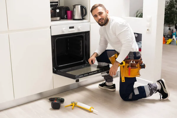 Mann Repariert Haushaltsbackofen Küche — Stockfoto