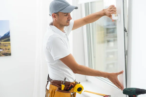 Masters Arbete Närbild Unga Handyman Inställningen Nya Fönster Lägenheten — Stockfoto