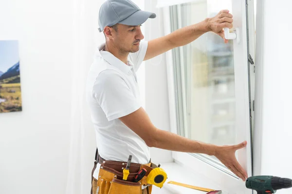 Modellen Werk Close Van Jonge Klusjesman Instelling Nieuwe Windows Bij — Stockfoto