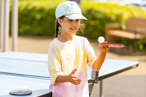 Νεαρή Έφηβη Που Παίζει Πινγκ Πονγκ Κρατάει Μια Μπάλα Και — Φωτογραφία Αρχείου