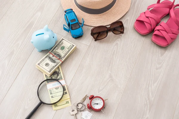 储蓄罐在旅行环境中持有美元钞票的储蓄罐在图像的构图中 太阳帽 度假旅行省钱的概念 — 图库照片