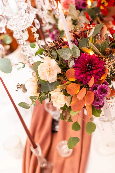 Festliche Tischdekoration Mit Korb Mit Herbstblumen Kerze — Stockfoto