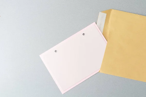 Een Vintage Envelop Met Een Stuk Papier — Stockfoto