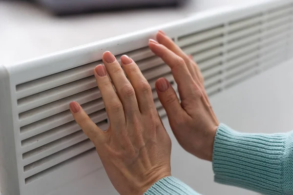 Mano Las Mujeres Radiador Blanco Temporada Calefacción Crisis Energética Baterías — Foto de Stock