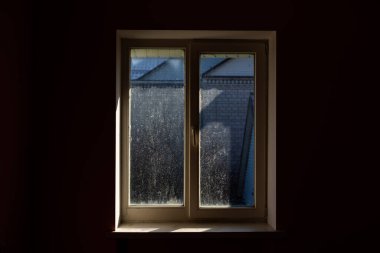 Su damlacıkları, camdaki çiy tanelerinin buğulanması, nem ve sisli boşluk. Dışarıda, kötü hava, yağmur....
