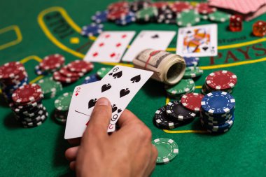 Masada blackjack oynayan ve kumar oynayan bir adam..