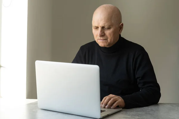 Worried Senior Man Using Laptop Home — Stock Photo, Image