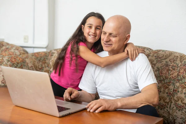 Grandfather Adult Granddaughter Spend Time Together Use Laptop Browse Website — Photo