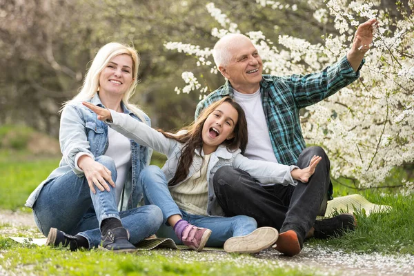 Avô Com Neta Filha Primavera Homem Sênior Jarda — Fotografia de Stock